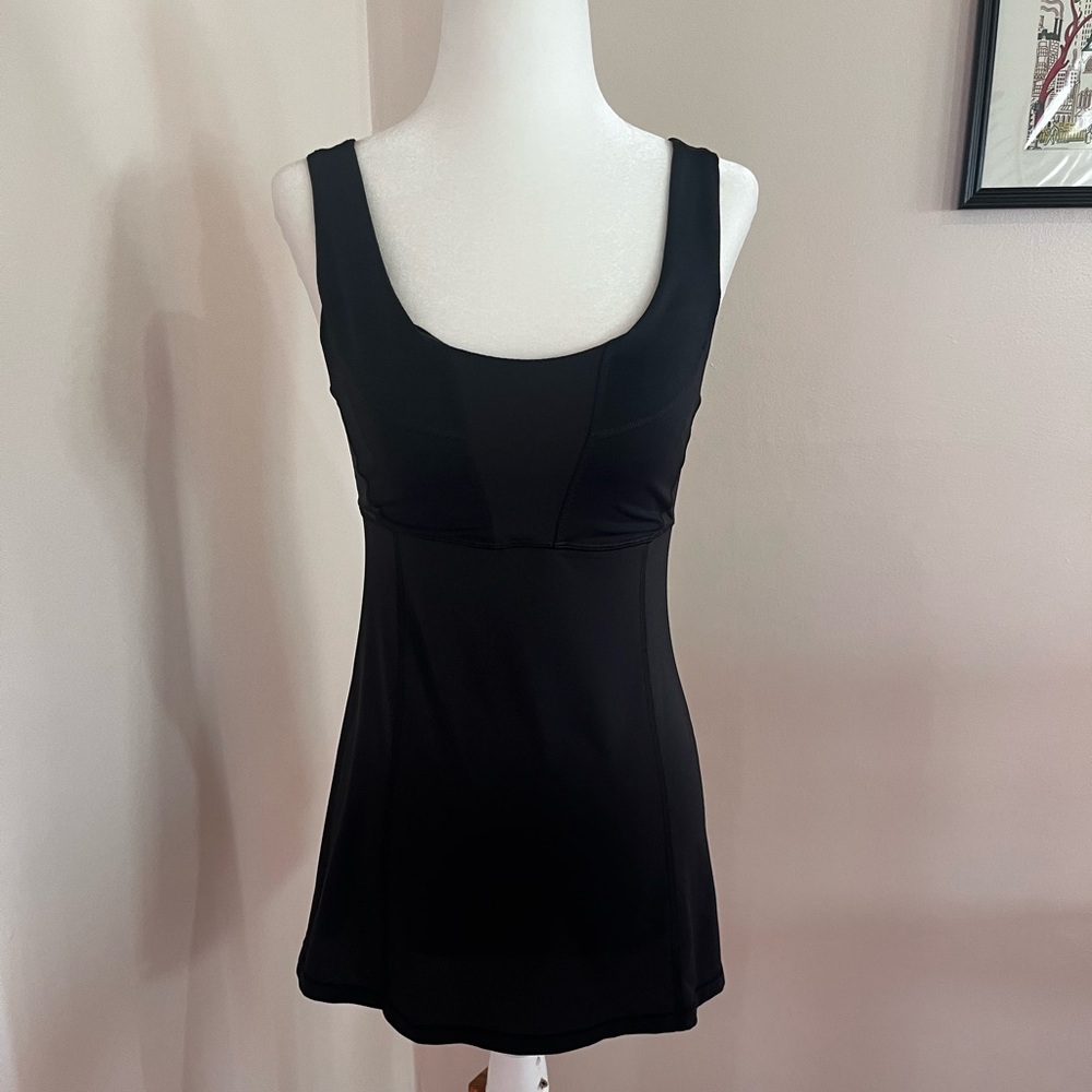Lululemon Black Sleeveless Workout Tank Top Hip Length in size 4